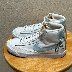 Nike Blazer Mid ‘77 White Indigo. CI1166-100. **Men’s 6.5 = women’s 8**